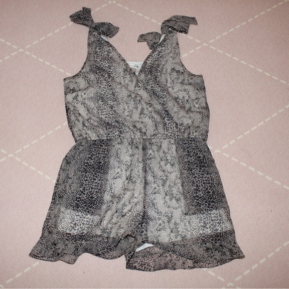 VENUS Pants - Venus Women’s Animal Print Romper Jumpsuit Size 8 Flutter Shorts Tie Knot Straps